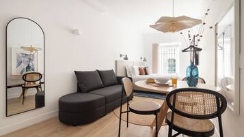 Classic Studio | Desk, laptop workspace, iron/ironing board, free WiFi