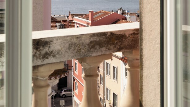 A view from a window overlooking a body of water with buildings in the background. - Lapa Diplomatic Suite&Flat by FeelLisboa (Lisbon)