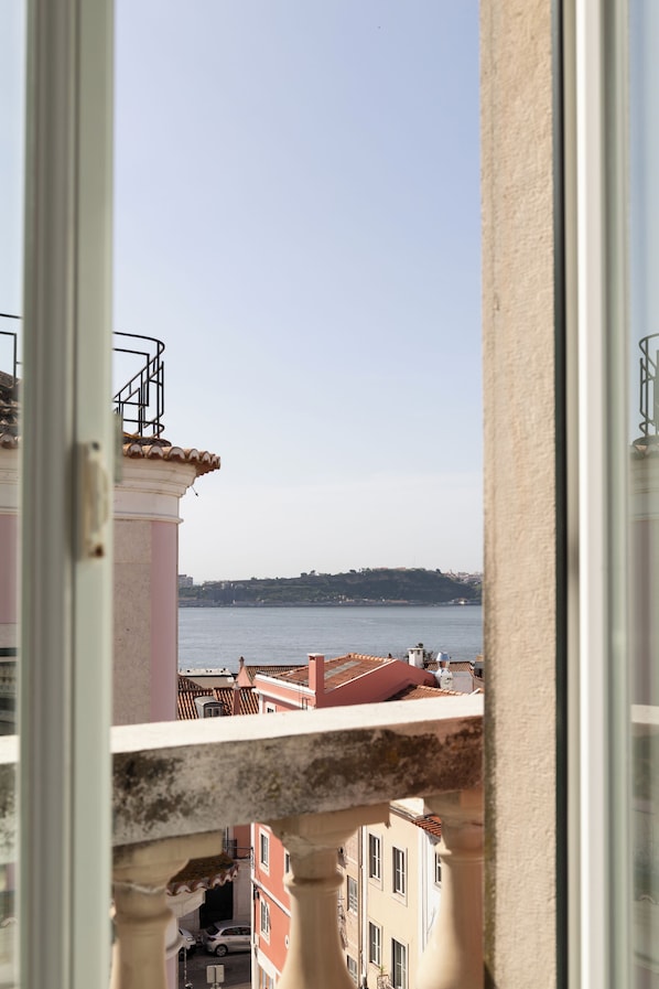 Standard Double Room | Desk, laptop workspace, iron/ironing board, free WiFi - Lapa Diplomatic Suite&Flat by FeelLisboa (Lisbon)