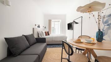 Classic Studio | Desk, laptop workspace, iron/ironing board, free WiFi