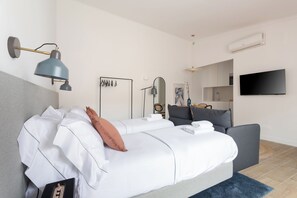 Deluxe Studio | Desk, laptop workspace, iron/ironing board, free WiFi