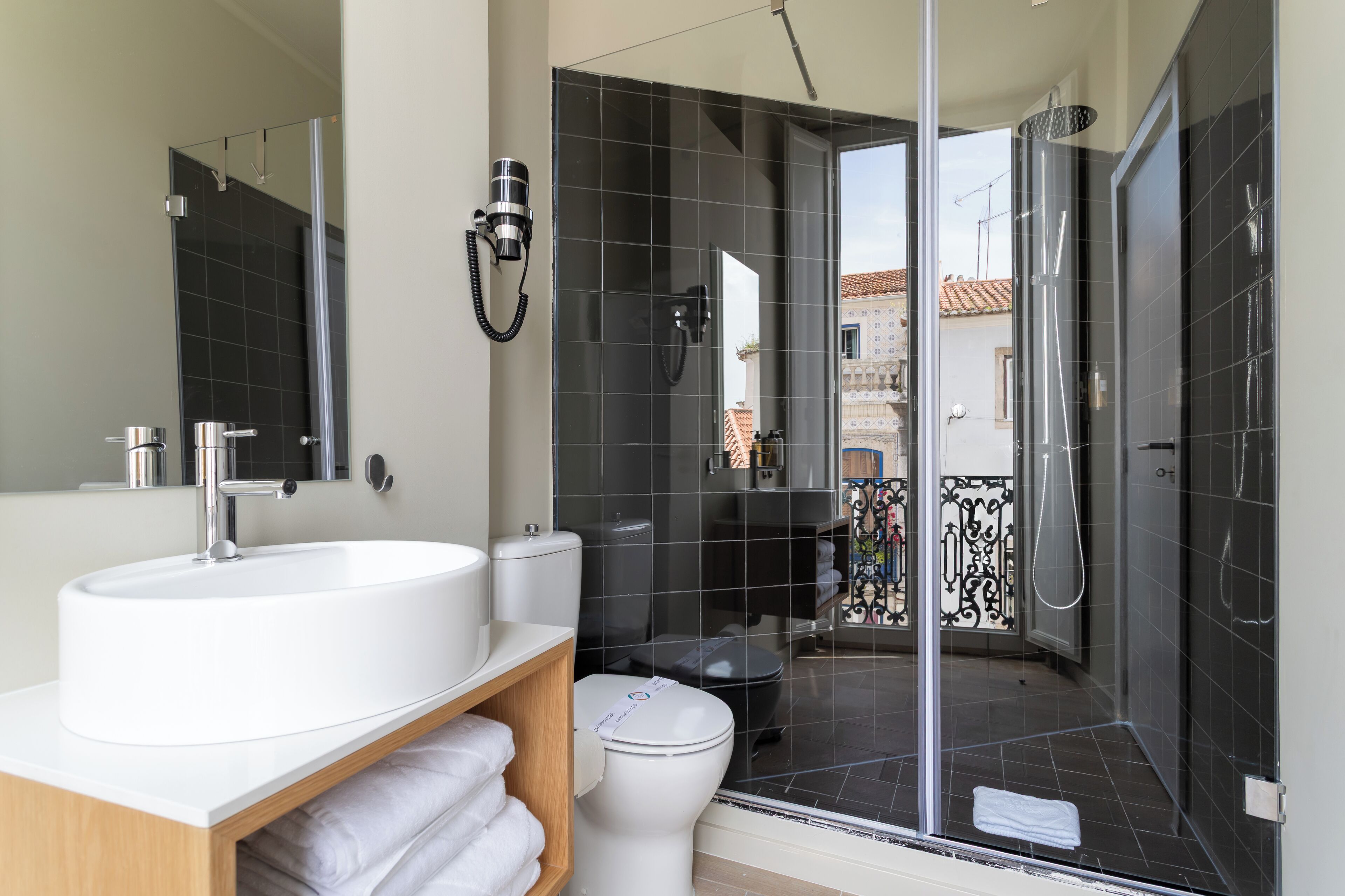 Deluxe Double Room | Bathroom | Shower, hair dryer, towels, soap