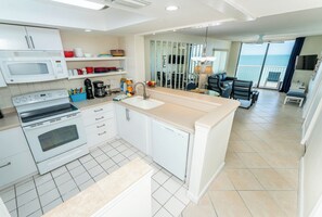 Frigorífico, microondas, horno y placa de cocina