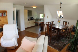 TV, books - Cozy vacation apartment "Grüne Idylle" in Kirchberg an der Jagst for up to 6 people (Kirchberg an der Jagst)