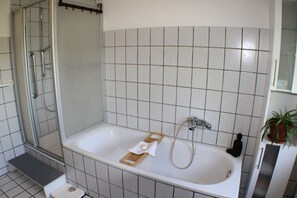 Douche, sèche-cheveux, serviettes fournies, savon
