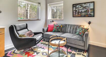 Porch w/ Swing & Kayaks: Rural Mississippi Retreat