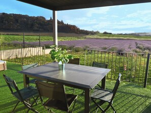 Outdoor dining - Spacious House | Ideal for Families & Friends | Montélimar (Savasse)