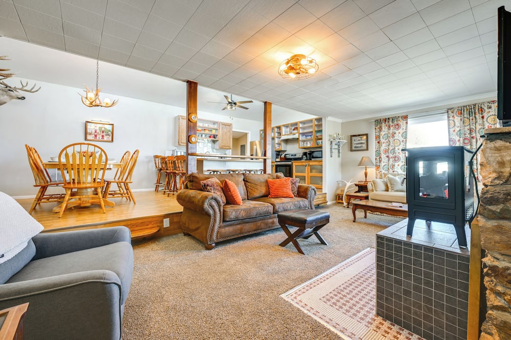 8 Mi to Hiking: Home w/ Patio in Dtwn Pioche