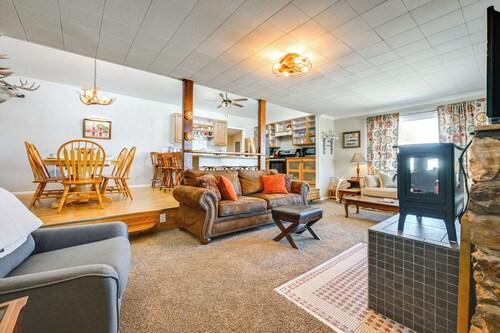 8 Mi to Hiking: Home w/ Patio in Dtwn Pioche