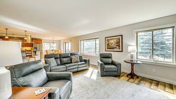 House (5 Bedrooms) | Interior