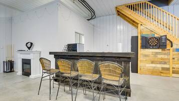 House (6 Bedrooms) | Interior