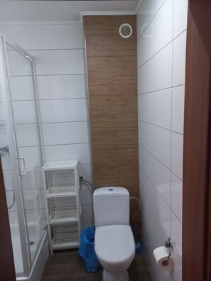 Basic Twin Room | Bathroom | Towels, toilet paper