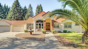 Interior - Luxe Vineyard Villa w/ Views & Fire Pit in Loomis! (Loomis)