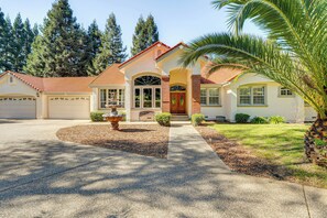 Interior - Luxe Vineyard Villa w/ Views & Fire Pit in Loomis! (Loomis)