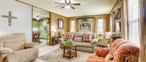 Casa (2 Bedrooms) | Area soggiorno | TV, caminetto, libri