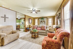 House (2 Bedrooms) | Living area