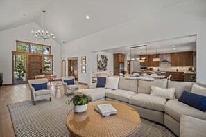 Fernseher, Kamin, Tischtennisplatte