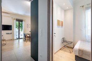 Interior - Elvis 2-Bedroom Apartment in Athens (Athens)