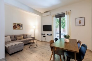 아파트, 침실 2개, 주방, 시내 전망 | 거실 | 디지털 채널 시청이 가능한 42인치 스마트 TV, 스트리밍 서비스