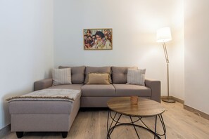 아파트, 침실 2개, 주방, 시내 전망 | 거실 | 디지털 채널 시청이 가능한 42인치 스마트 TV, 스트리밍 서비스