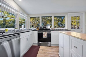 Kjøleskap, mikrobølgeovn, ovn og kokeplater