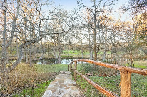 Cardinal Oaks on the Creek I waterfront, families