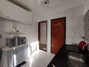 Basic Apartment | Private kitchen | Dining tables - Apartamento perto da praia de Copacabana (Rio de Janeiro)