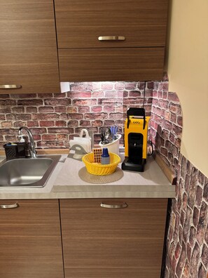 Refrigerador, parrilla de estufa, cafetera y tetera y tetera eléctrica