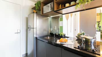 Comfort Apartment | Private kitchenette | Microwave, coffee/tea maker, cookware/dishes/utensils