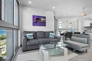 TV - Complete Eagle Beach View Condo (Noord)
