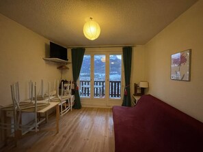TV - Charming T2 in Barcelonnette with balcony and parking (Unknown)