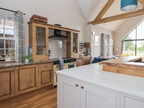 Cottage | Private kitchen | Dishwasher, cookware/dishes/utensils