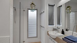 Douche, sèche-cheveux, serviettes fournies