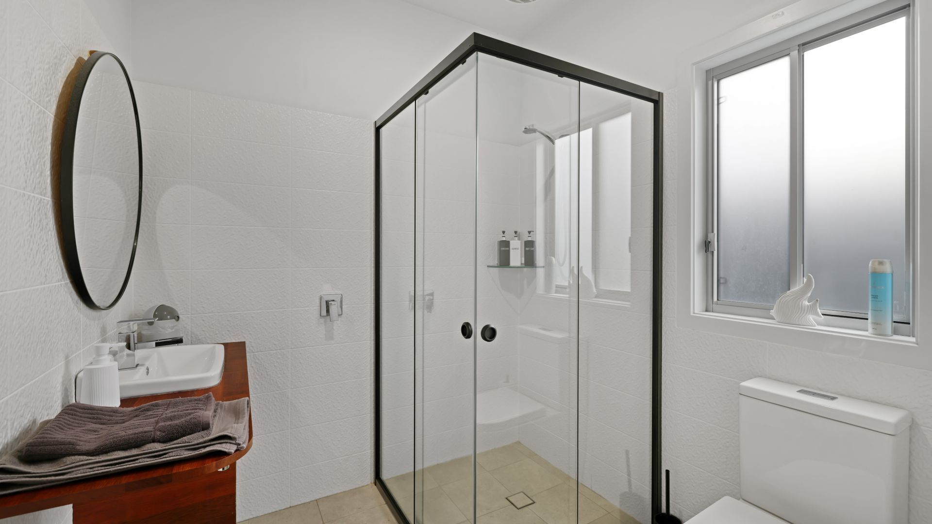 Dusche, Haartrockner, Handtücher