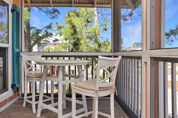 Outdoor dining - 🌊Steps to the Beach-Fire Pit, Screened Decks-The Peaceful Pelican🌊 (Cape San Blas)