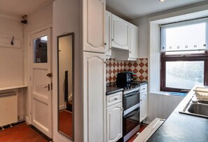 Een koelkast, een magnetron, een oven, een vaatwasser