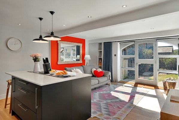 TV - Little Granary (Salcombe)