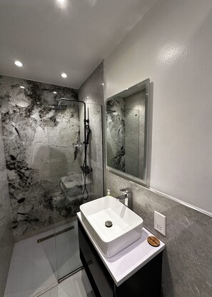 Bruser, hårtørrer, bidet, håndklæder