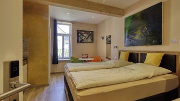 1 dormitori, planxa i posts de planxar, wifi i roba de llit