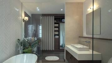 Dutxa, assecador de cabells, tovalloles i sabó