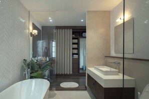 Dusj, hårføner, håndklær og såpe