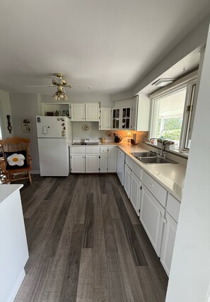 Geladeira, micro-ondas, fogão, cooktop