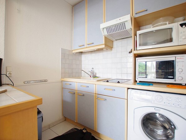 Een koelkast, een oven