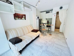 TV - Cozy studio near the beach with private parking (Unknown)