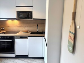 Køleskab, mikrobølgeovn, ovn, kogeplade
