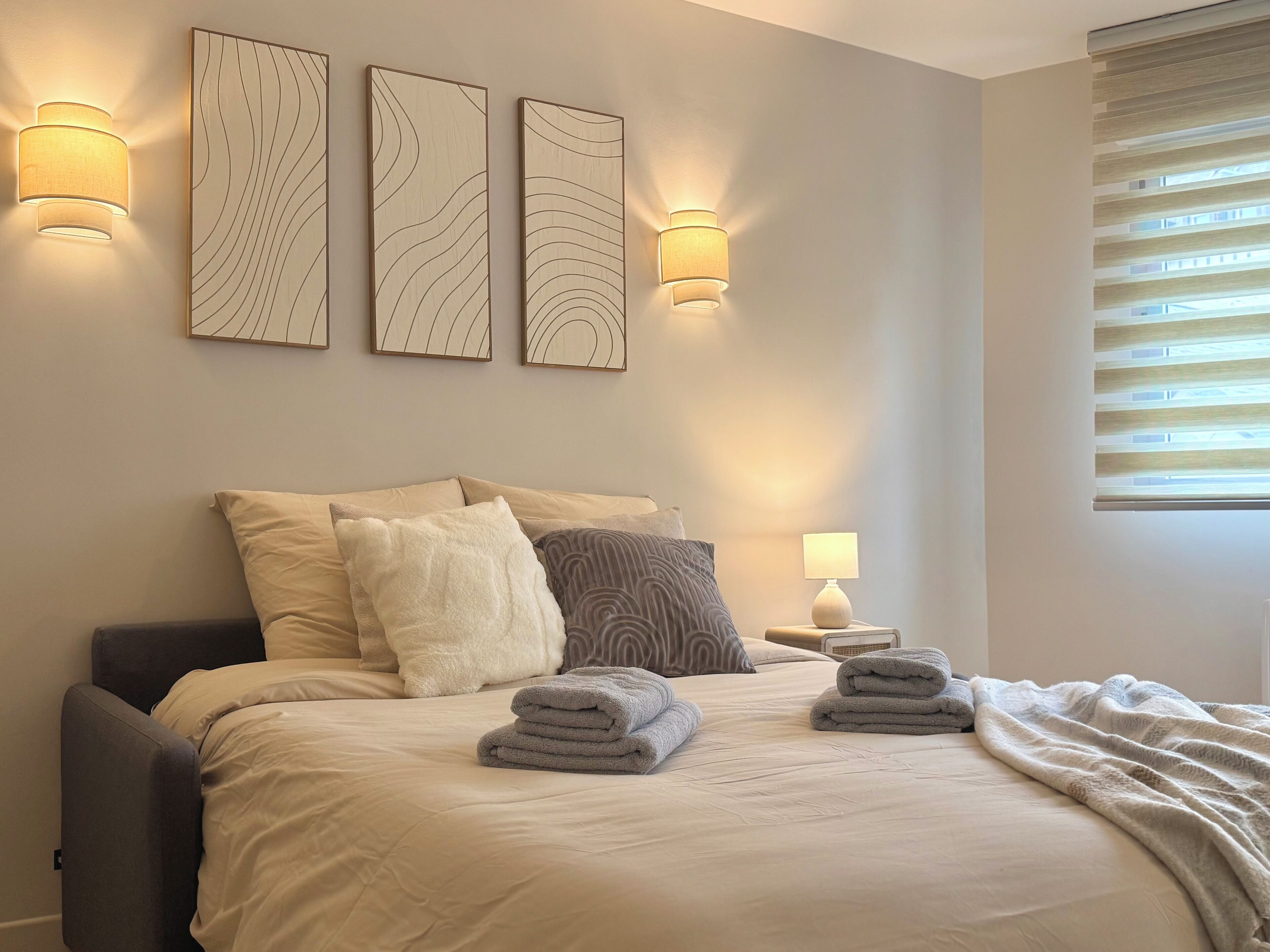 مكواة/لوح كي وسرير سفر وواي فاي مجانًا وملاءات أسرّة