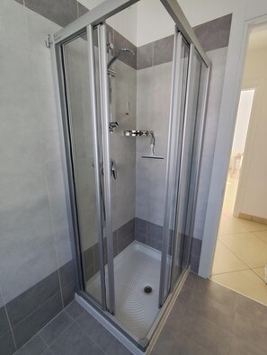 Hårføner, bidé, håndklær og såpe