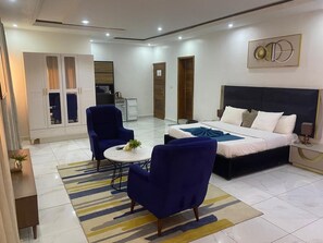 Comfort suite, uitzicht op stad | Een bureau, een laptopwerkplek, gratis wifi