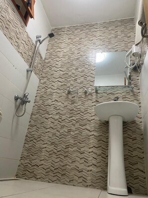 Comfort tweepersoonskamer | Badkamer | Een haardroger, handdoeken, zeep, shampoo