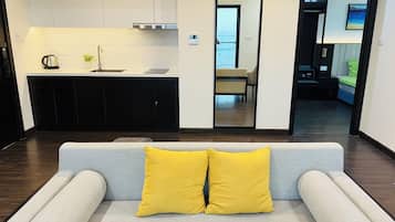Luxury-Apartment, Strandblick | Wohnbereich | Kinderspielzeug